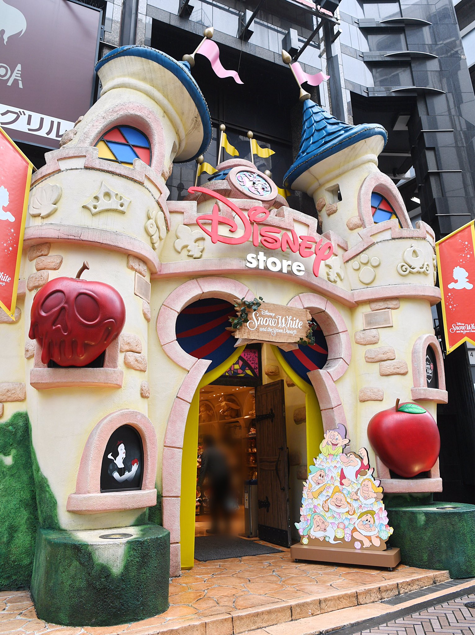 Mezzomikiのディズニーブログ ドレスに着替えて記念撮影もできる ディズニーストア渋谷公園通り店 期間限定 白雪姫 デコレーションを紹介 詳しくは T Co Zgo1voqesq T Co Dl6ftzdspo Twitter