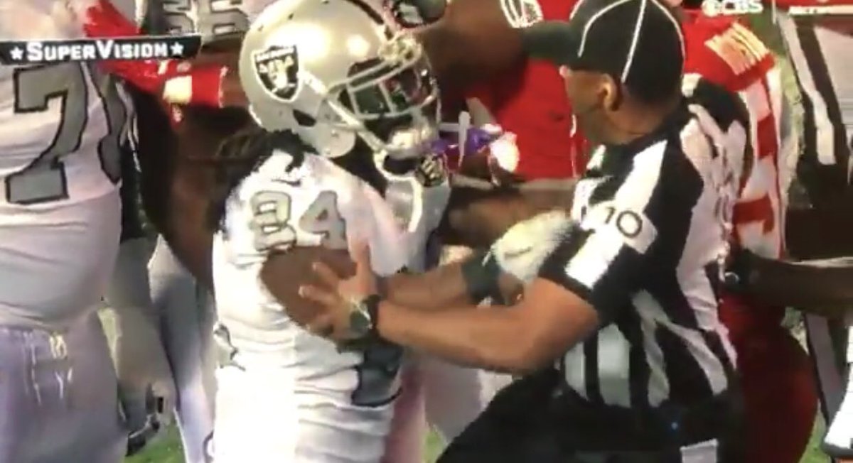 IMELTSN0WFLAKES's tweet photo. Marshawn Lynch...

Sits during anthem to protest police brutality against blacks.

Gets ejected for pushing a black referee.  

Priceless. https://t.co/SmjIV4ujsY