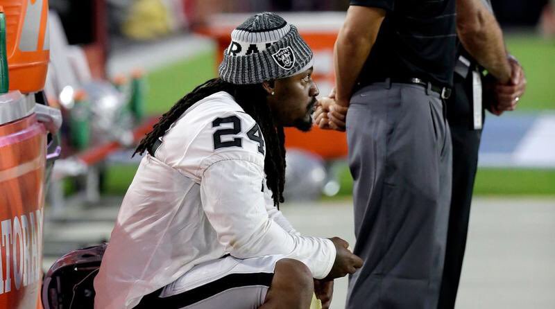 IMELTSN0WFLAKES's tweet photo. Marshawn Lynch...

Sits during anthem to protest police brutality against blacks.

Gets ejected for pushing a black referee.  

Priceless. https://t.co/SmjIV4ujsY