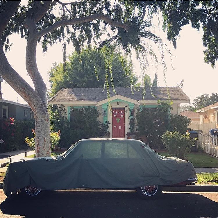 Spoooky Culver City, California #carsinfrontofhouses 📸@jenniavins #sleepercar @sleepingcars #mercedesbenz #losange… ift.tt/2yAIdI8