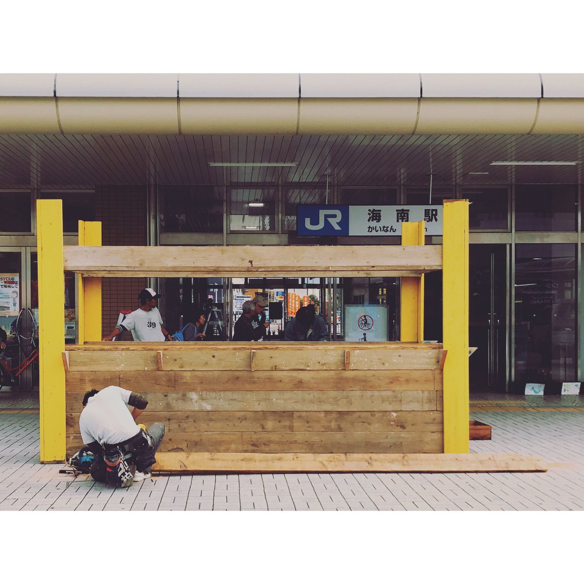 nionio4923's tweet photo. 3年目の【 Arcade 】
3回目の 海南駅、
早朝から
設営 始まっております。
足手まといながら、
地道に 完成していく 景色の
お手伝い。
ビス打ち、楽しい、快感。
#arcade #arcade2017 https://t.co/OorxBnF81t