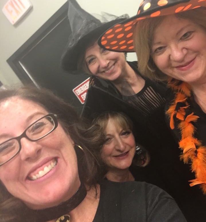 SassenachJersey's tweet photo. #Outlander #Jerseygirls havin great witchy #DevilsMark nite out chatting all things #PrintShop! 🍷👻 #KeepCalmAndPrintShopOn @Outlander_STARZ https://t.co/uMahCe297O