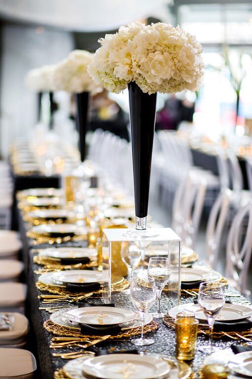 Long tables add instant drama to a space 👌🏽#yegwedding #yegevents