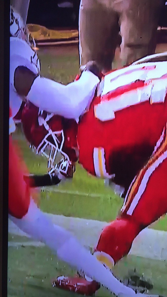 geburgess's tweet photo. @ArrowheadPride no facemask on King? Has him by the front AND pulls it off from the back. https://t.co/RLMHbAsqrS
