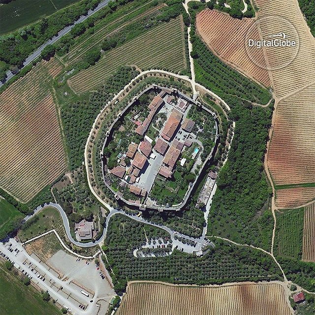 RobPtt's tweet image. Monteriggioni is a completely walled medieval town located on a small natural hill in Siena, Italy bit.ly/2kZYuBP