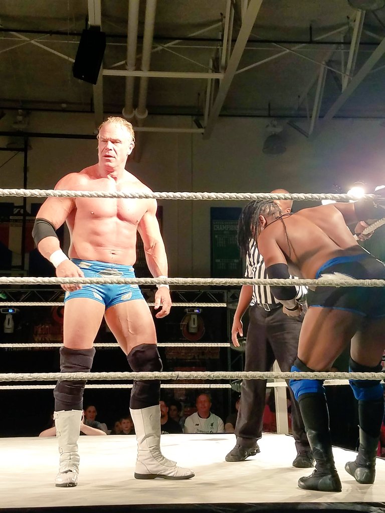 volpe316's tweet photo. @FEW_survive pics.
#OneBadAssNight https://t.co/zwEglYdZKH