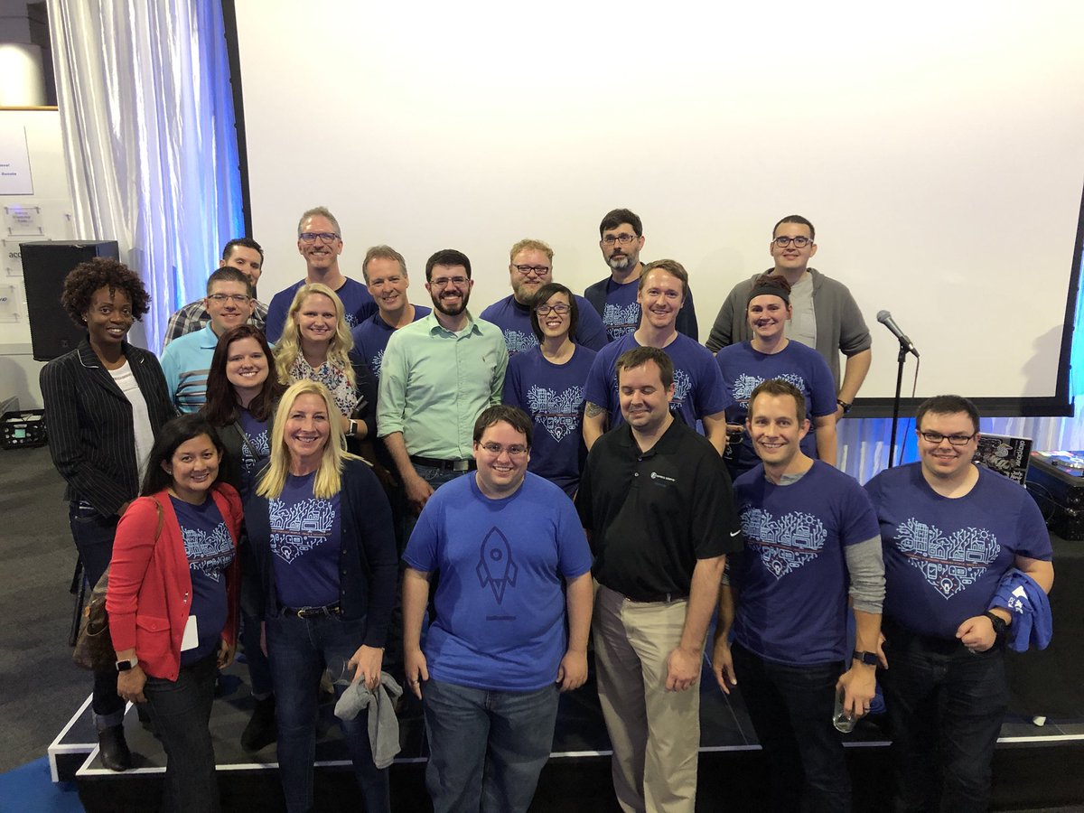 launchcode's tweet photo. We had an AMAZING time at #GeekGala17 tonight! Thanks to all our amazing #LaunchCoders, staff, mentors, company partners, donors and supporters โ we truly couldnโt do any of this work without you. #LaunchCodeForLife #GeekGala #TechJobs #tech #party #STL @jmaz https://t.co/6KwIagAuk6