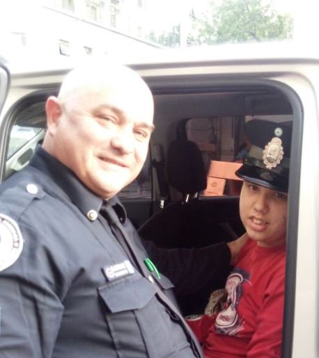 #CABA Sargento de la <a href="/PFAOficial/">Policía Federal Argentina</a> salvó la vida de un niño que sufría un ataque de epilepsia.