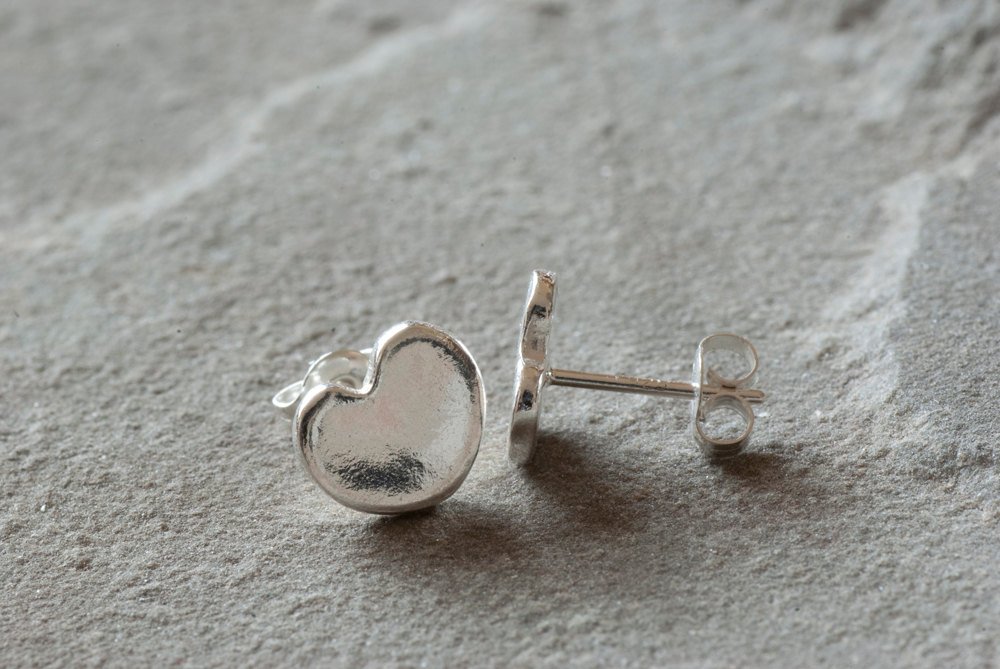 SilverSculptor's tweet photo. Delicate Sterling Silver Heart Stud Earrings, Heart Earri… https://t.co/CL7Z6SRN4r #SilverSculptor #TinyStudEarrings https://t.co/sNnNnDhFpa