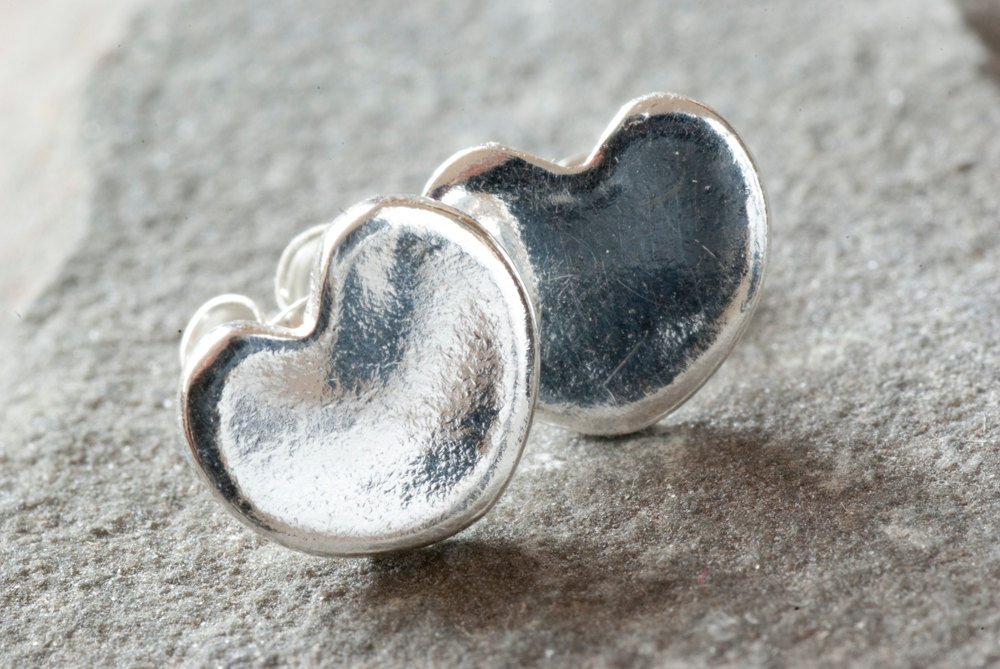 SilverSculptor's tweet photo. Delicate Sterling Silver Heart Stud Earrings, Heart Earri… https://t.co/CL7Z6SRN4r #SilverSculptor #TinyStudEarrings https://t.co/sNnNnDhFpa