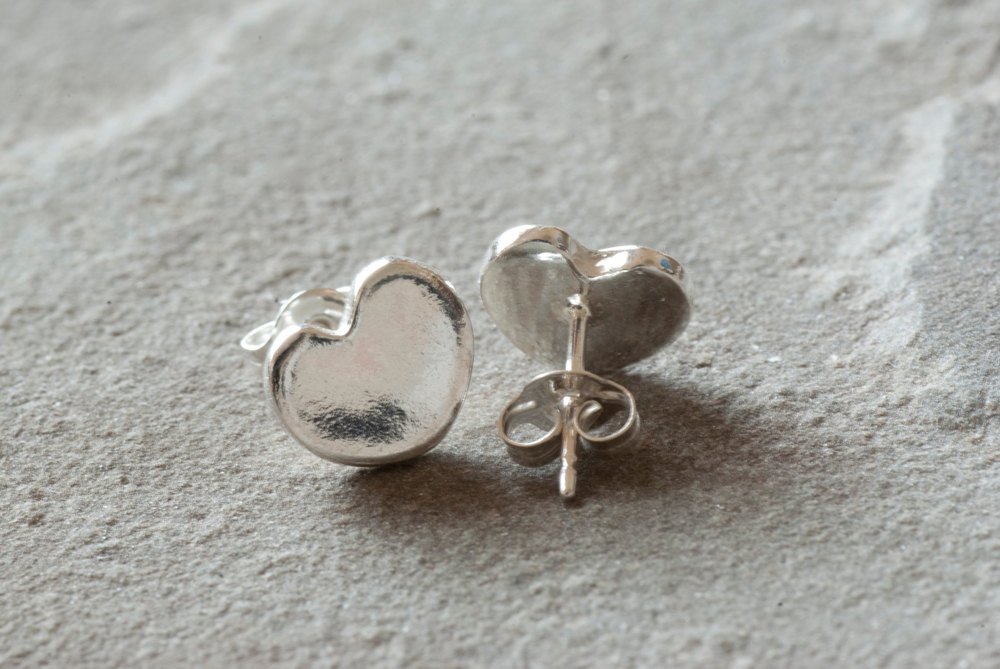 SilverSculptor's tweet photo. Delicate Sterling Silver Heart Stud Earrings, Heart Earri… https://t.co/CL7Z6SRN4r #SilverSculptor #TinyStudEarrings https://t.co/sNnNnDhFpa