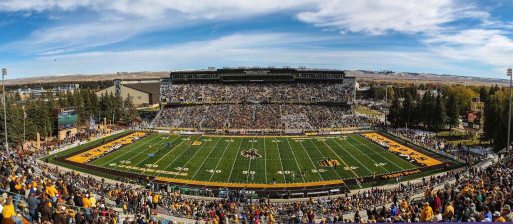 BookerDauson's tweet photo. Blessed to say I have received my second Division 1 offer to the University of Wyoming 🏈 https://t.co/gx21z81RJt