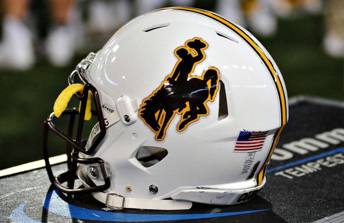 BookerDauson's tweet photo. Blessed to say I have received my second Division 1 offer to the University of Wyoming 🏈 https://t.co/gx21z81RJt