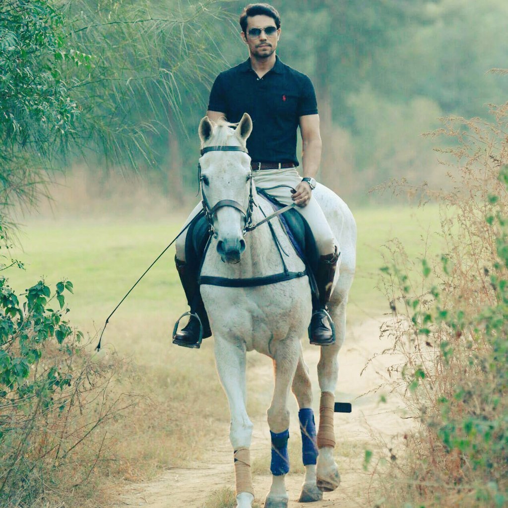 Randeep_HoodaFC's tweet photo. With the new day comes new strengths and new thoughts!
Saal Mubarak 💐
#RandeepHooda https://t.co/Jxl3sPkWAk