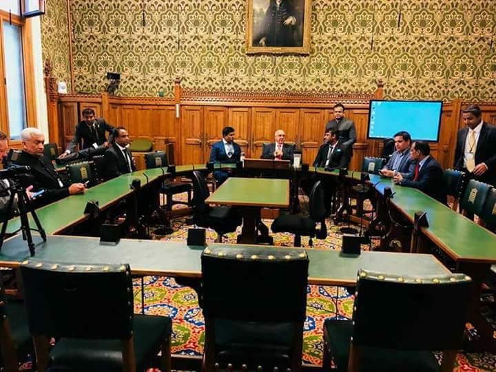 DTSOYOfficial's tweet photo. Few More Pics From #London
@DasaDarshan #DBoss #UKHonour
#DarshanInLondon
#FirstSouthIndianActor
#PrideOfKarnatakaDarshan 😎💟 https://t.co/UOfYUNC9gG