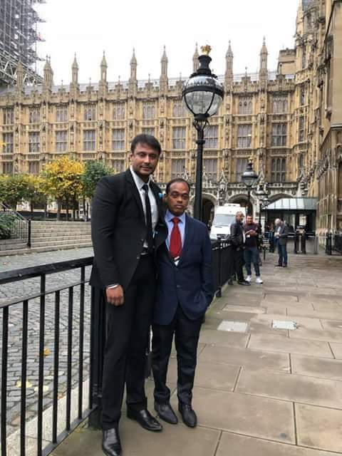 DTSOYOfficial's tweet photo. Few More Pics From #London
@DasaDarshan #DBoss #UKHonour
#DarshanInLondon
#FirstSouthIndianActor
#PrideOfKarnatakaDarshan 😎💟 https://t.co/krwuyUu8Ak