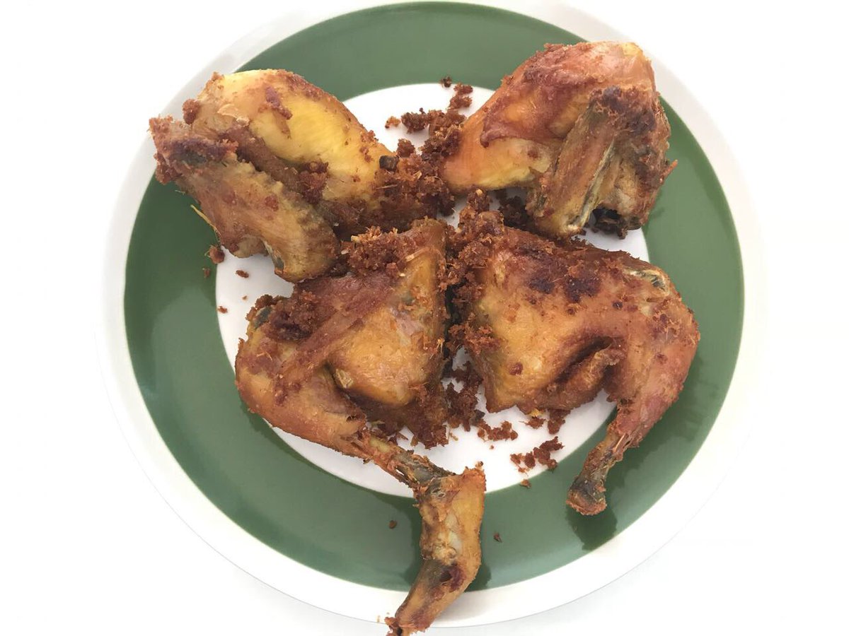 uwikuw's tweet photo. Moms maaf aku open PO bumbu ayam kuning untuk besok isi 10 ayamnya pk ayam pejantan boleh dada/paha/campur @75rb pengiriman by gojek.. https://t.co/YphS8gj4Xp