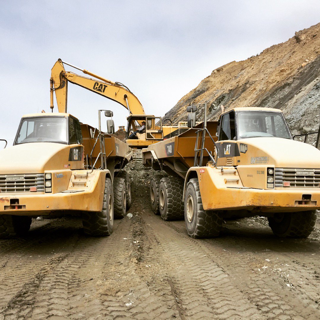 KentBeecham's tweet photo. Big dirt requires big haul trucks on this coastal landslide! #ConstructionInternAwards #IBuildAmerica @hcss @IBAmerica https://t.co/yqzpJWe3QF