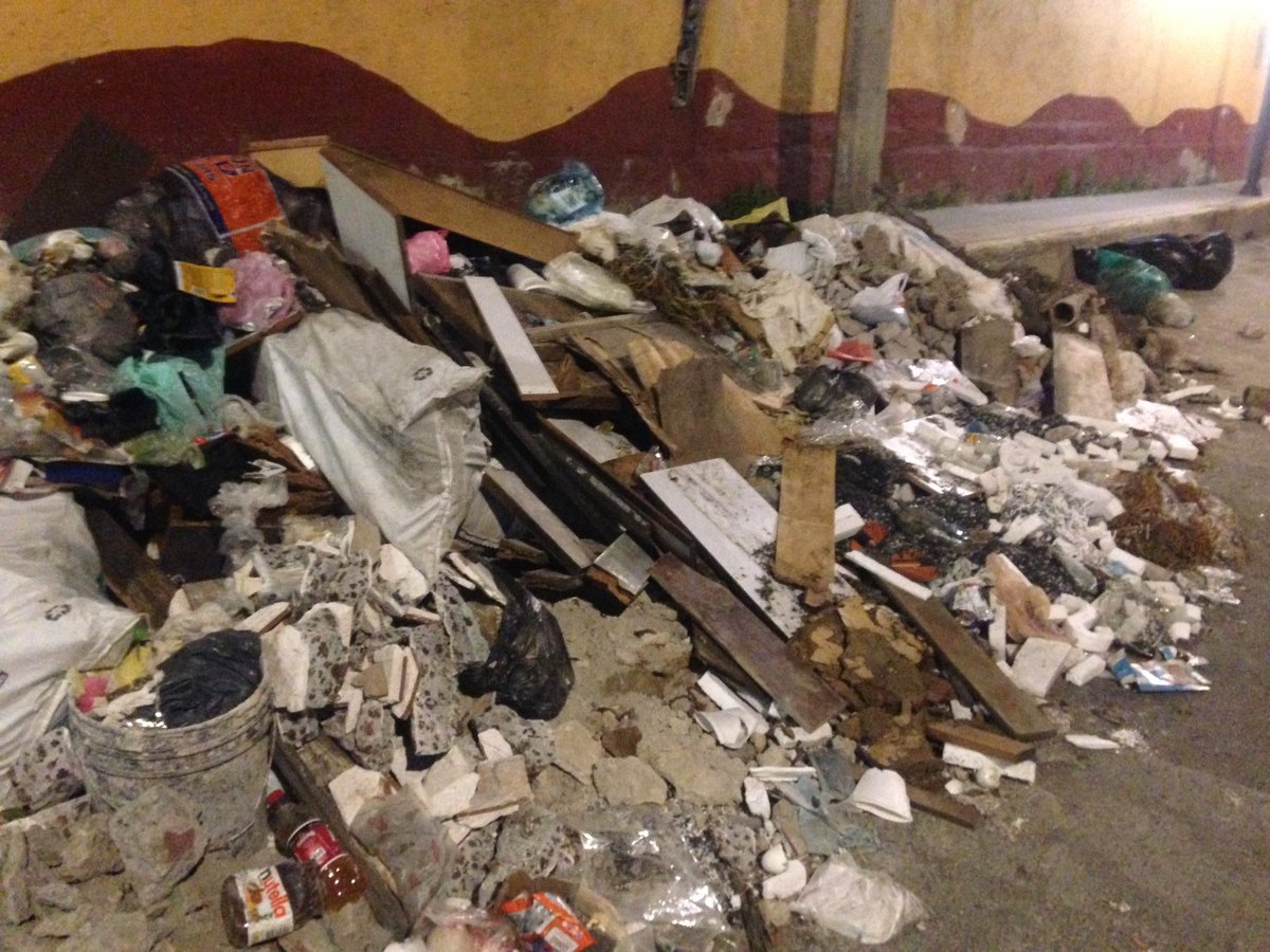 gestor_incomodo's tweet photo. @DelegacionAO apoyo por favor, derivado de la campaña de retiro de escombro quedo este basurero clandestino en Av. Chicago y Calle A https://t.co/BcmomPOZSx