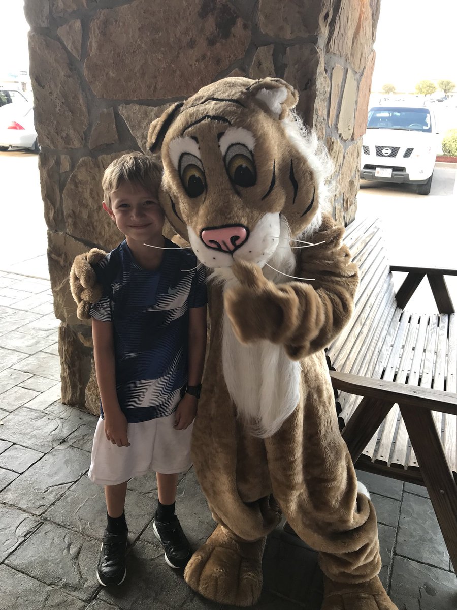 DurhamKRay01's tweet photo. What a fun evening! @BrysonElem Family Night @SpringCreekBBQ #EMSProud #OurBobcatsDeserveIt https://t.co/V7kB2Fdk1s