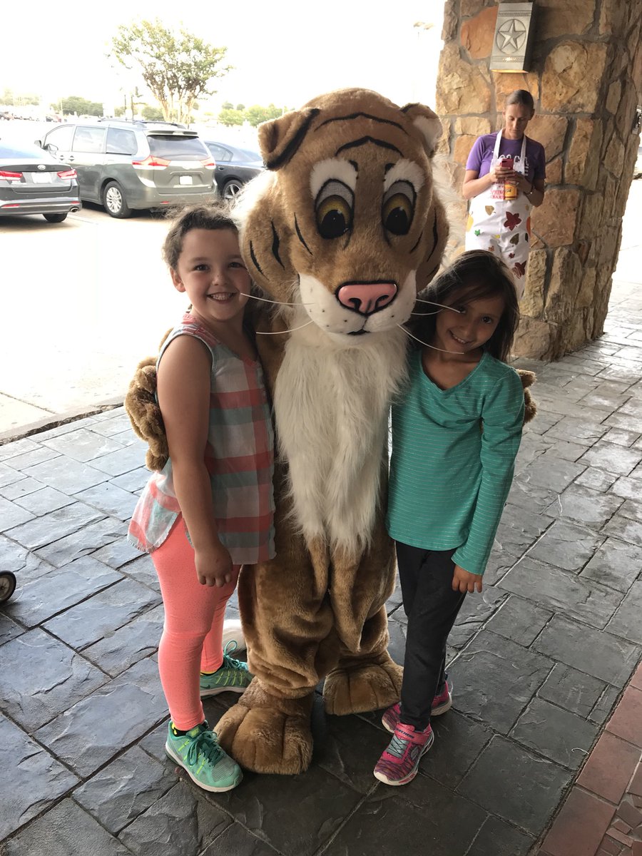 DurhamKRay01's tweet photo. What a fun evening! @BrysonElem Family Night @SpringCreekBBQ #EMSProud #OurBobcatsDeserveIt https://t.co/V7kB2Fdk1s