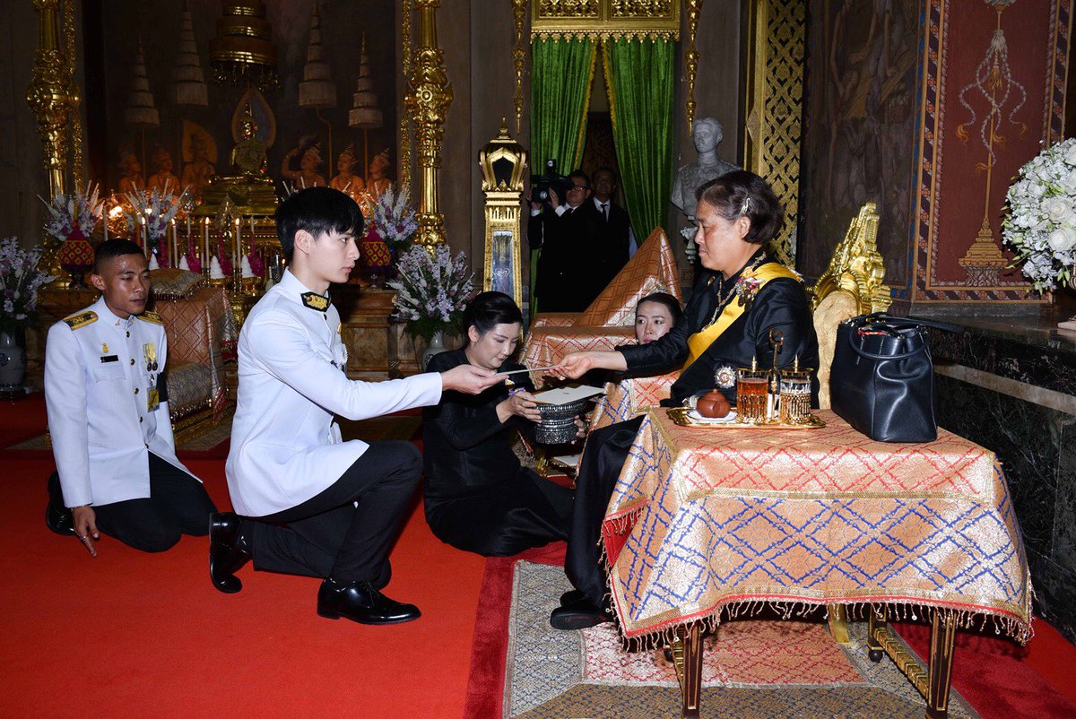 chaiyutjack's tweet photo. วันที่ 18 ตค.60เป็นวันที่สำคัญอีกวันของคริส https://t.co/HcKc4iZzfZ