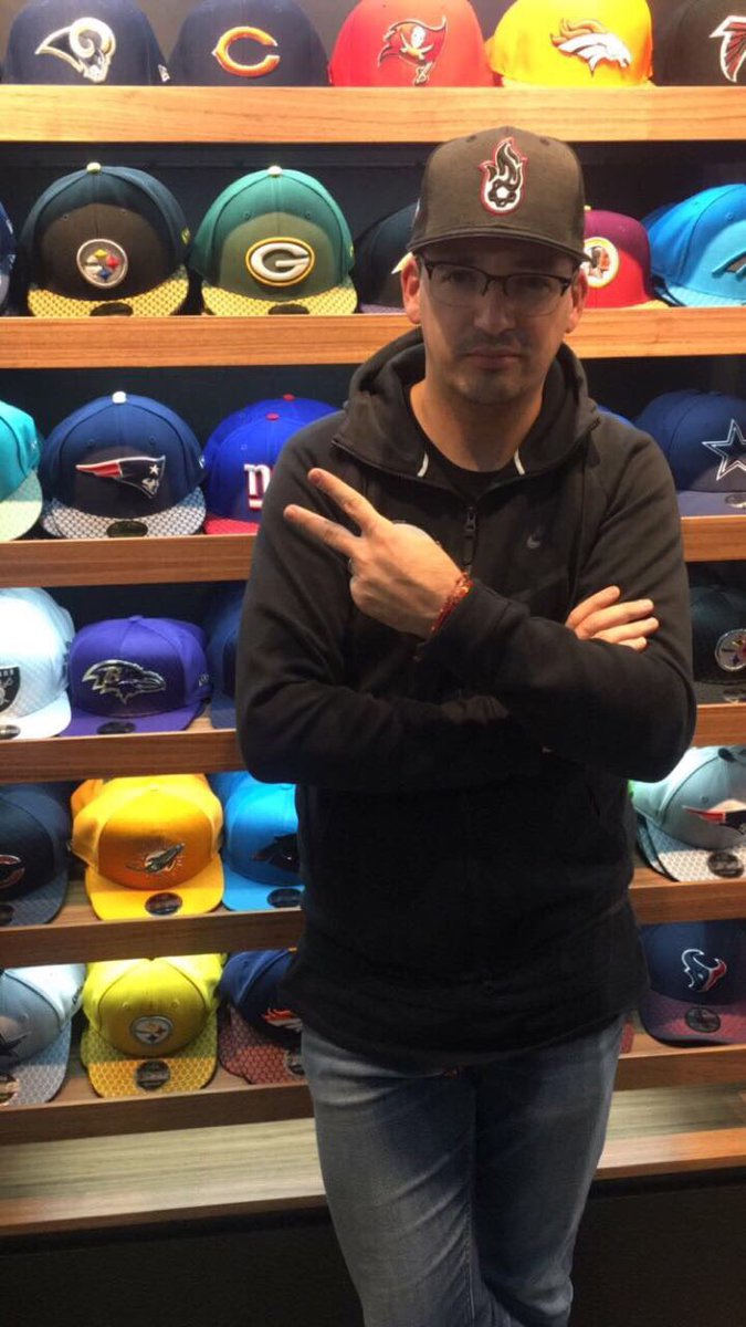 NewEraMundoE's tweet photo. Siempre con @NewEraMx, @Lechugol ! Gracias por venir a nuestra tienda! #Thisisthecap https://t.co/KM3oPQ1naN