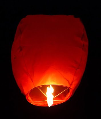 SamridhaKrishna's tweet photo. Fun with #sky_lantern on #HappyDiwali https://t.co/YoYUSyTGJX