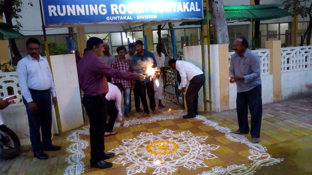 drmgtl's tweet photo. Diwali celebrations with my team at Stn who are away from home on duty..ensuring passengers reach home safe @SCRailwayIndia @RailMinIndia https://t.co/vuFyHDmVbn