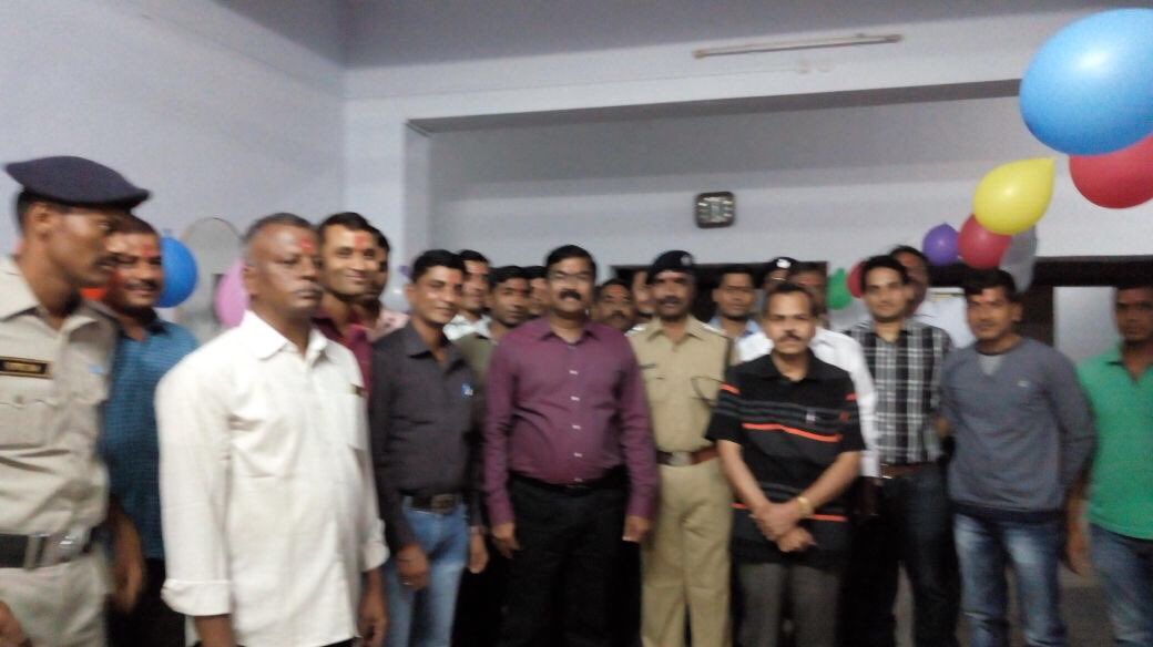 drmgtl's tweet photo. Diwali celebrations with my team at Stn who are away from home on duty..ensuring passengers reach home safe @SCRailwayIndia @RailMinIndia https://t.co/vuFyHDmVbn