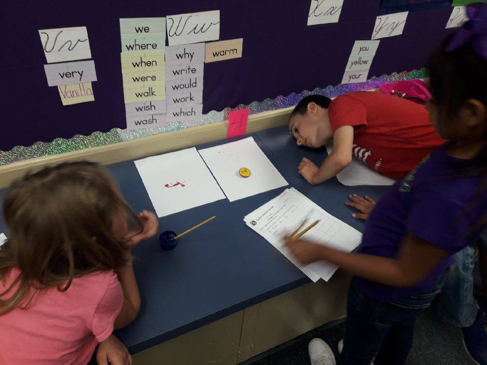 SamHoustonEP's tweet photo. 2nd Gr. Force &amp; Motion: Spinning Top Pattern Lesson with Paint. Wow! ❤️🦅 @AmandaKingman1 @banda_sv @CrissingerCarla https://t.co/BMqUMzeABR