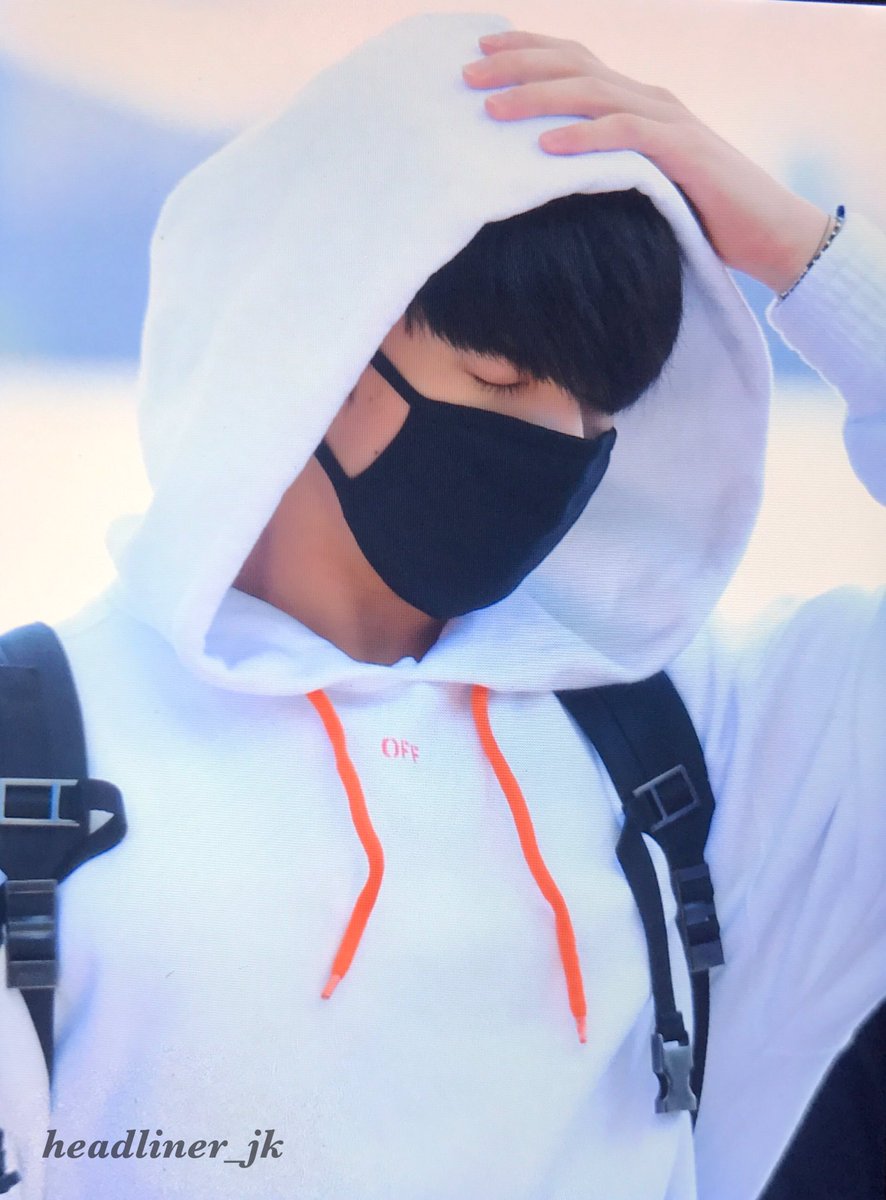 headliner_jk's tweet photo. 171020 ICN✈️ #정국 잠이 솔솔 오는 정국이😴 여기는 누구.. 정국은 어디.. @BTS_twt https://t.co/aBM3YbJmXO