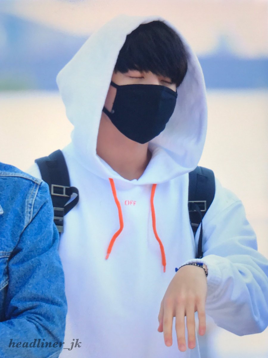 headliner_jk's tweet photo. 171020 ICN✈️ #정국 잠이 솔솔 오는 정국이😴 여기는 누구.. 정국은 어디.. @BTS_twt https://t.co/aBM3YbJmXO