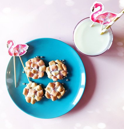 MacabellaSpread's tweet photo. Friday cravings sorted 🙌 Don't mind if we have one (or ten) of these Toasted #Macabella#Marshmallow #Tarts 😍 https://t.co/qPDbC4RT9A  #tgif https://t.co/0sHBJNOXTI
