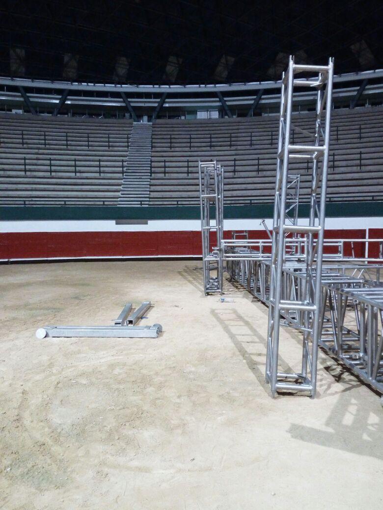 OrizabaIn's tweet photo. Inicia el montaje del escenario para @EmmanuelOficial  y @MijaresOficial  Plaza de toros La Concordia. #Orizaba https://t.co/WmD5x4m4Lr