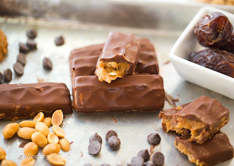 DIY candy season fave... 4-Ingredient “Snickers” kblog.lunchboxbunch.com/2015/08/vegan-… peanuts, chocolate, Medjool date caramel. #vegan #Halloween 🎃