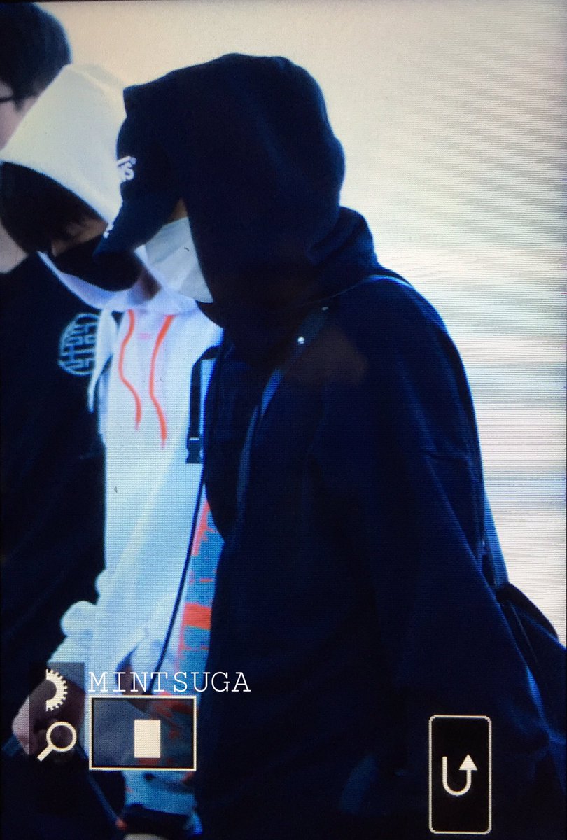 MINTSUGA_0309's tweet photo. 171020 인천출국 
#슈가 #SUGA #방탄소년단 #BTS  

블랙 후드 좋네요💘 https://t.co/vD6tOF21es