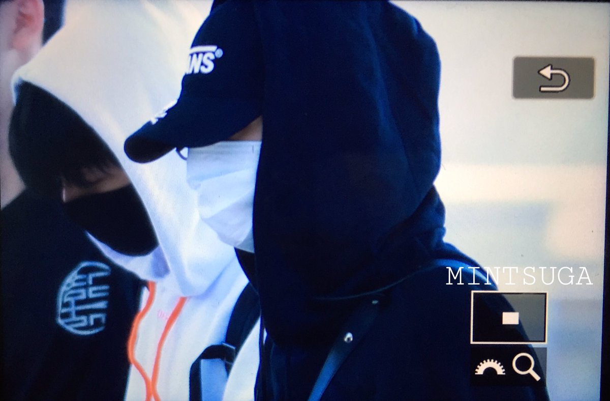 MINTSUGA_0309's tweet photo. 171020 인천출국 
#슈가 #SUGA #방탄소년단 #BTS  

블랙 후드 좋네요💘 https://t.co/vD6tOF21es