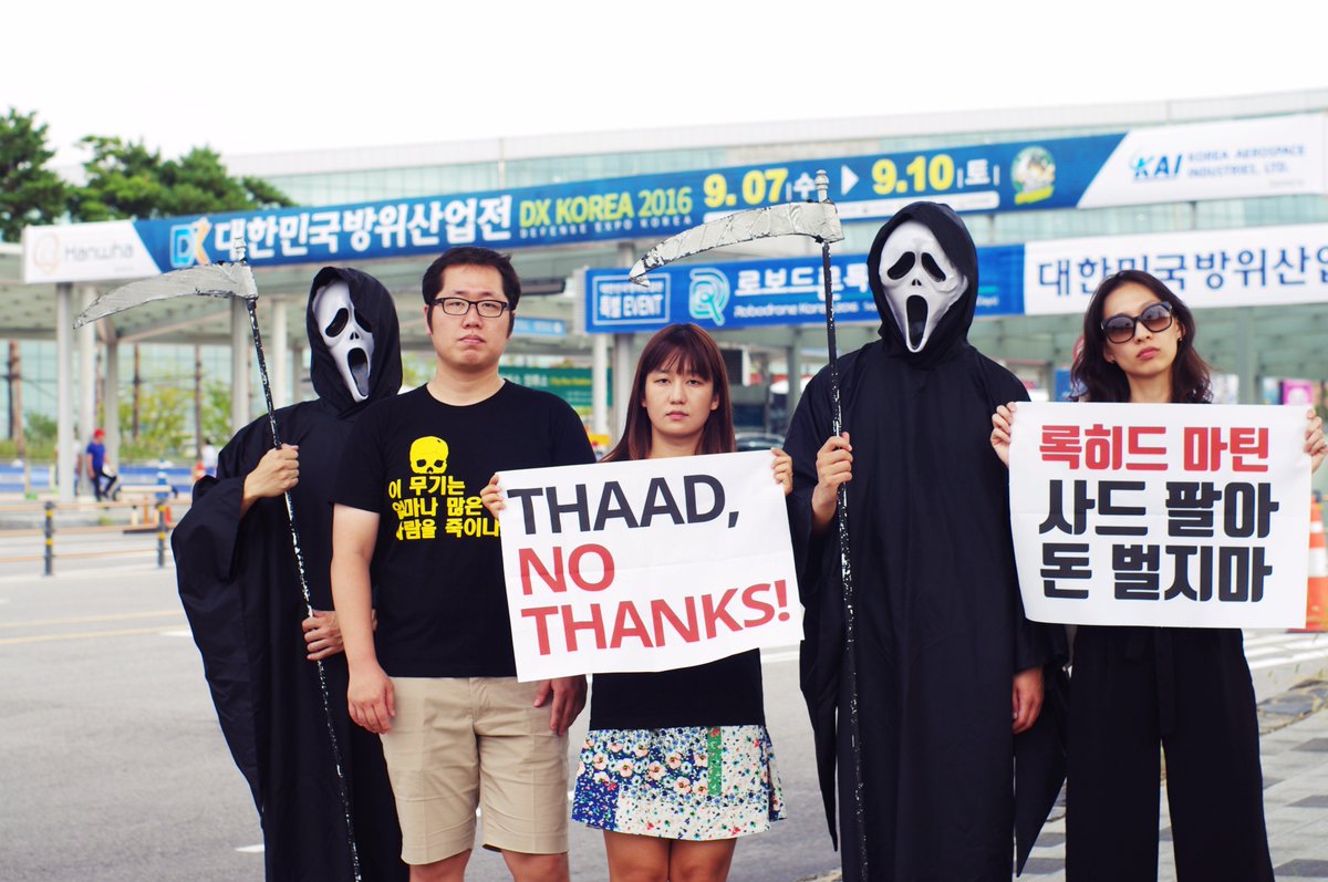 peoplepower21's tweet photo. 약장수만 행복한 게임, MD, 그리고 록히드마틴의 호갱 KOREA
한반도의 불행에 기생하는 기업들이 지금 서울에 모여 있다. 
서울 #ADEX 무기전시회 #stopADEX
[연속기고] 4년간 14조구매_호갱 https://t.co/hvP3CLKUQH https://t.co/GZ9sUvzihJ
