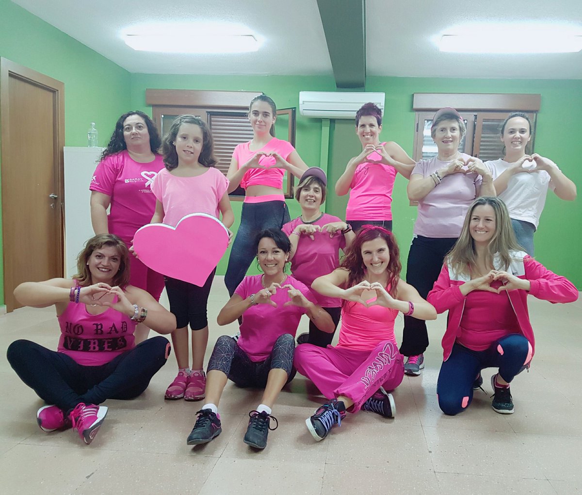 ItziarValls69's tweet photo. Ayer con parte d mis loquis d #Paternain tb nos sumamos al ROSA💖Gracias x vuestra solidaridad y x vuestra locura🦄Como sigamos así nos echan del pueblo x desorden público😜😂😘 #MuchaZumba #ZumbaBuena #ZumbaLovePamplona #ZinLife #ILoveMyJob #ILoveMyZumbaStudents #SumateAlRosa https://t.co/F5x1TR24vZ