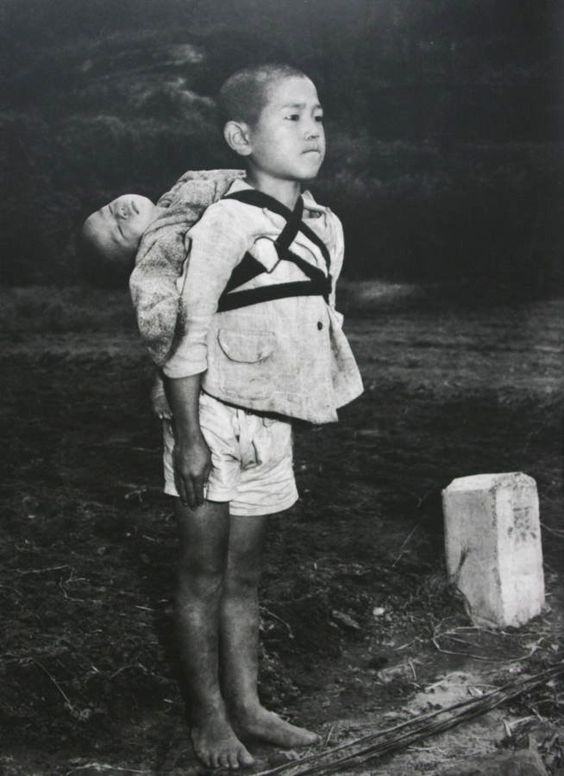 tukangpulas's tweet photo. seorang Anak yatim piatu Jepang sedang menggendong adiknya yang tewas akibat Bom Atom ke tempat pembakaran mayat, Nagasaki 1945. https://t.co/oHHF9VQmVm
