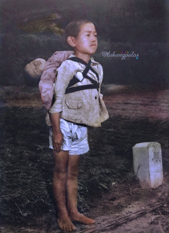 tukangpulas's tweet photo. seorang Anak yatim piatu Jepang sedang menggendong adiknya yang tewas akibat Bom Atom ke tempat pembakaran mayat, Nagasaki 1945. https://t.co/oHHF9VQmVm