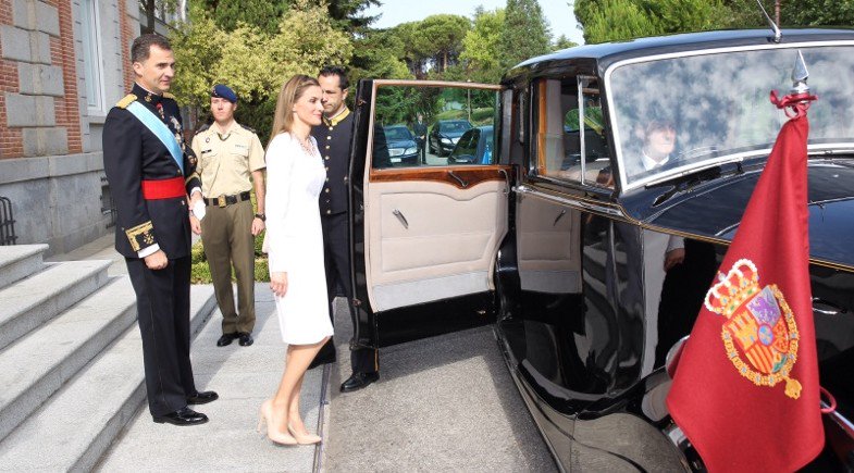 antoniobanos_'s tweet photo. El Rey amenaza a Seat pero viaja en Rolls Royce https://t.co/zRWWfOTETA