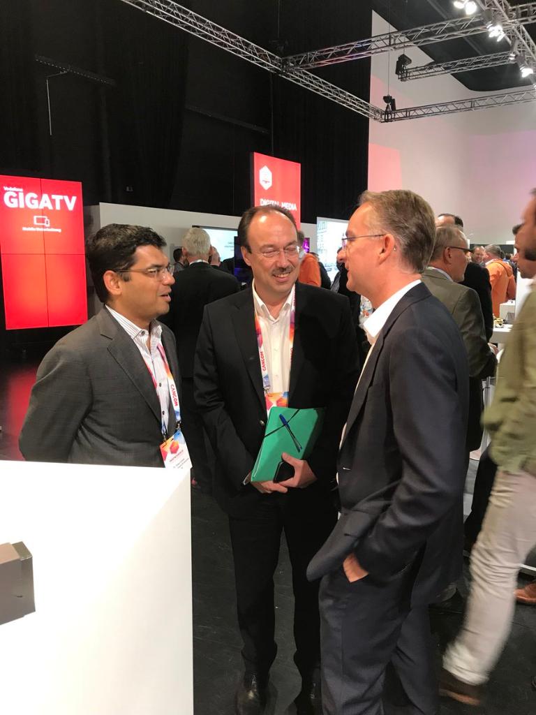 HPE_DE's tweet photo. Welcome talk with @WeinmannKlaus CEO & Founder of @CANCOM_, @heikomeyer_ and HPE #CTO Milan Shetti. #INSPERIENCE. / MT @KerstenGuido https://t.co/SqSA6vm18a