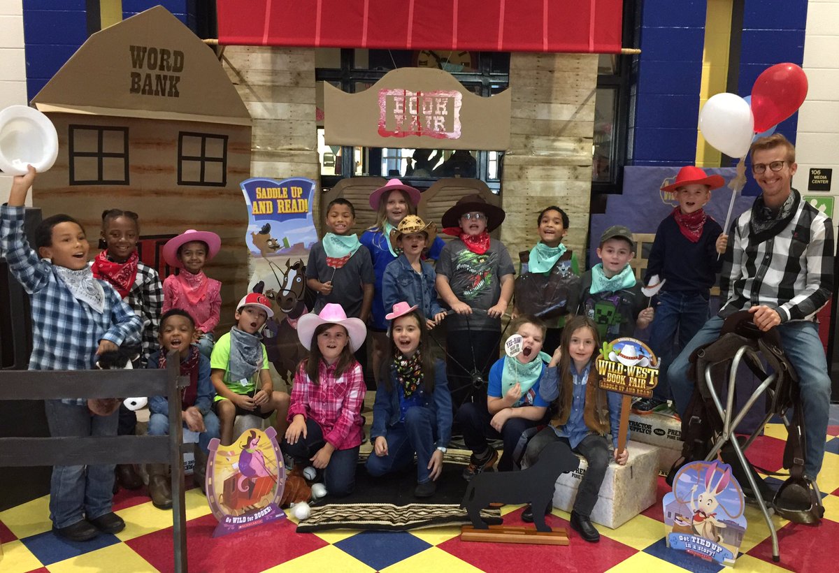 MTCESLibrary's tweet image. Class Picture of #Allforbooks #mybookfair winners @MtCarmelElem rounding up coins for Books