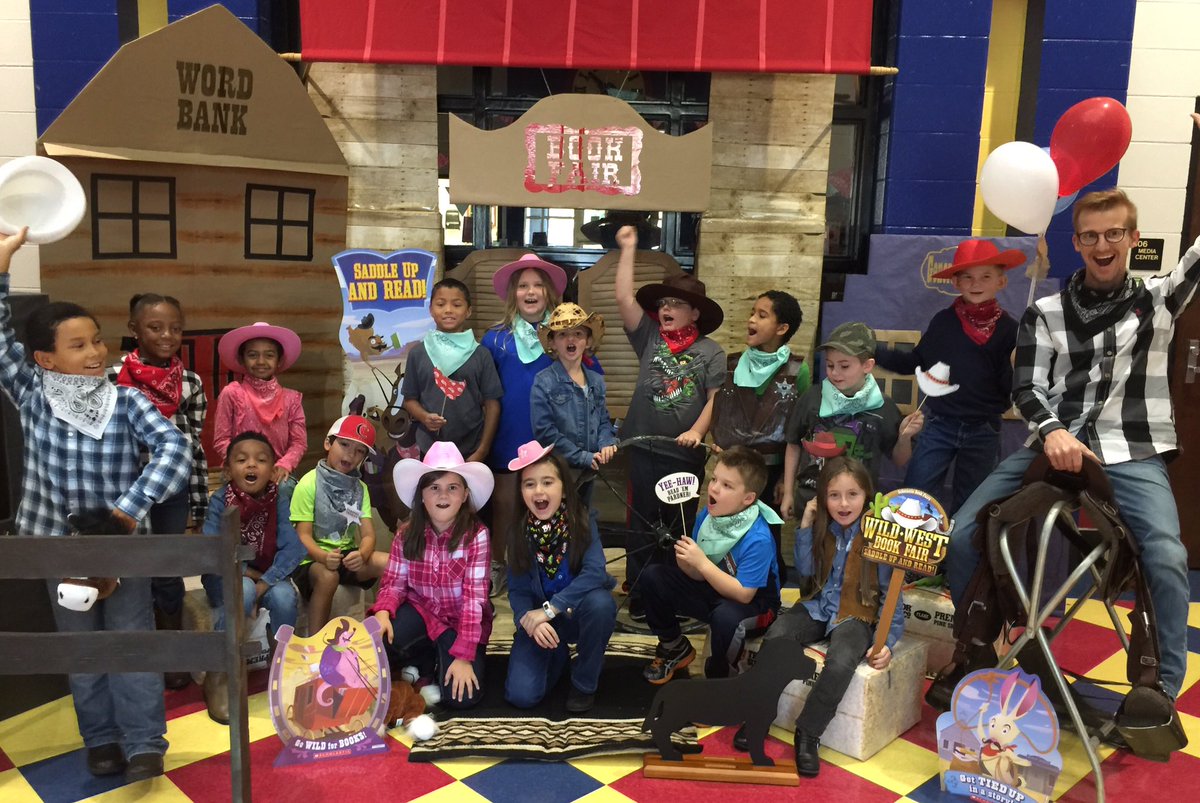 MTCESLibrary's tweet image. Class Picture of #Allforbooks #mybookfair winners @MtCarmelElem rounding up coins for Books