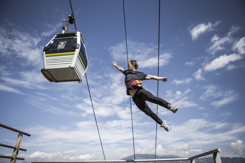 Recorre la maravillosa ciudad de Medellín practicando parkour de la mano de Pavel Petkuns goo.gl/wWtP4B