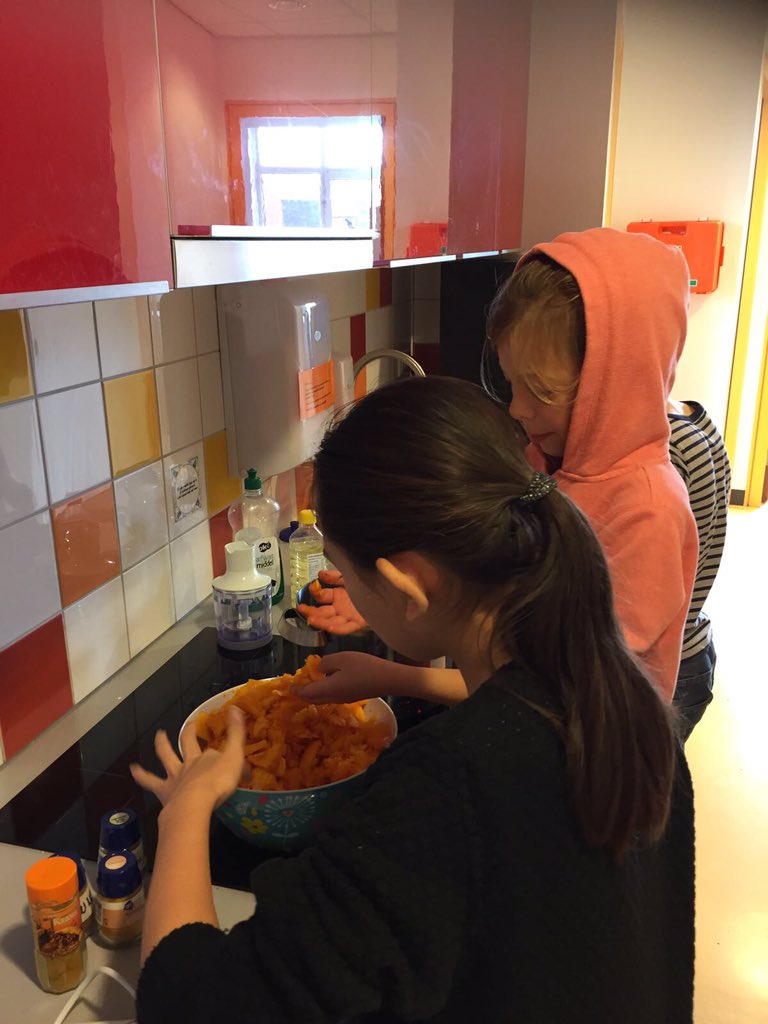 Pompoenen uithollen én soep maken!! #pompoen #gezondeten #streekboer