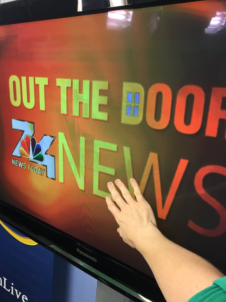 MelissaMSmith's tweet photo. When you're freezing and lean against the monitor in the news studio since it's giving off heat. #Brrr #TurnDownTheACPlease #NeedABlanket https://t.co/Ikxnfsyn5Q
