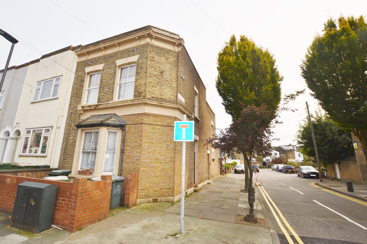 HuntersPlaistow's tweet photo. HAM PARK ROAD, E15 Ground floor period maisonette offering spacious living quarters throughout.https://t.co/8TAPNO9jfr https://t.co/mycdlDNOlZ